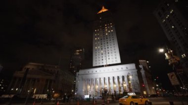 Manhattan, New York, ABD - 5 Kasım. 2019: Birleşik Devletler New York 'taki Gece Adliyesi. Manhattan 'daki Aydınlatılmış Adliye Sarayı