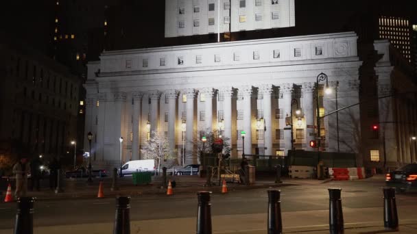 マンハッタン ニューヨーク 11月5日 2019年 ニューヨーク市裁判所 夜のマンハッタンのアメリカ合衆国裁判所と控訴裁判所がライトアップされた — ストック動画