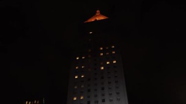 Manhattan, New York, ABD - 5 Kasım. 2019: Manhattan 'daki Birleşik Devletler Gece Adliyesi etkileyici bir şekilde aydınlatıldı.