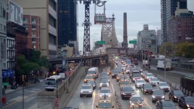 Manhattan, New York, ABD - 7 Kasım. 2019: Queensboro Köprüsü ve Long Island Otoyolu 'nda yoğun trafik var. Roosevelt Adası Kablo Arabası Manhattan' da istasyona giriyor.