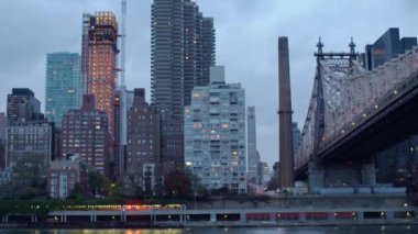 Manhattan, New York, ABD - 7 Kasım. 2019: Roosevelt Adası 'ndan NYC' nin akşam manzarası. Queensboro Köprüsü ve FDR trafiği