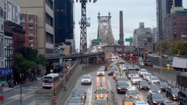 マンハッタン ニューヨーク 11月7日 2019年 ケーブルカー駅がマンハッタンのクイーンズボロ橋を渡り ルーズベルト島の路面電車が駅に入り 交通量が多い — ストック動画