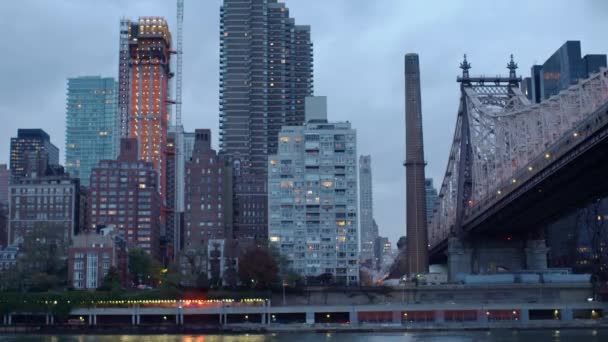 マンハッタン ニューヨーク 11月7日 2019年 ルーズベルト島からニューヨークの夕景 クイーンズボロ橋と交通 Fdr — ストック動画