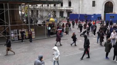 Manhattan, New York, ABD - 10 Kasım. 2019: NYSE Menkul Kıymetler Borsası ve önünde kocaman bir ABD Bayrağı. Amerika borsası