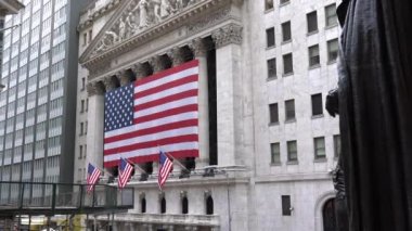Manhattan, New York, ABD - 10 Kasım. 2019: Amerika Birleşik Devletleri Bayrağı New York Borsası önünde. NYSE Borsası