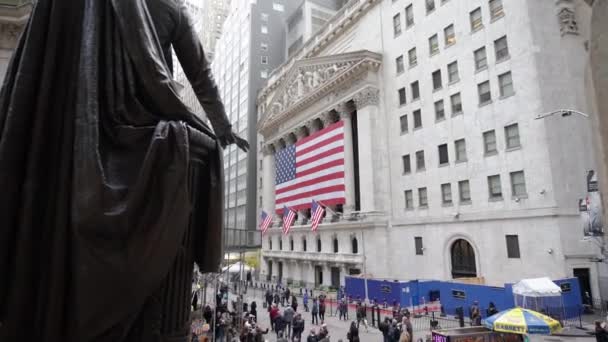 11月10日 美国纽约曼哈顿 2019年 人们走在华尔街纽约证券交易所前 股票市场大楼前的巨大的美国国旗 — 图库视频影像