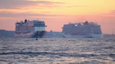 Manhattan, New York, ABD - 10 Kasım. 2019: Norveç 'in New York' a girişi ve Norveç 'in kaçışı. Gün batımında Hudson Körfezi 'nden geçen yolcu gemileri.