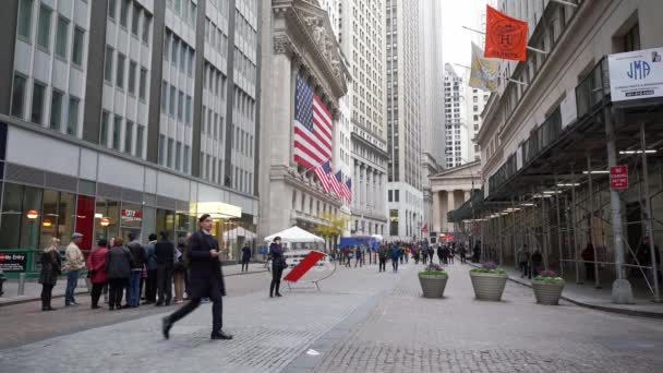 Manhattan Nueva York Noviembre 2019 Personas Broad Street Frente Bolsa — Vídeos de Stock