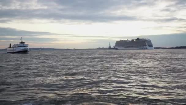 Manhattan New York Usa November 2019 Norwegisches Fluchtkreuzfahrtschiff Fährt Vor — Stockvideo