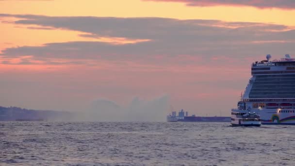 11月10日 美国纽约曼哈顿 2019年 在纽约美丽的日落时分 挪威游轮在哈德逊湾起航 并向海水致敬 — 图库视频影像