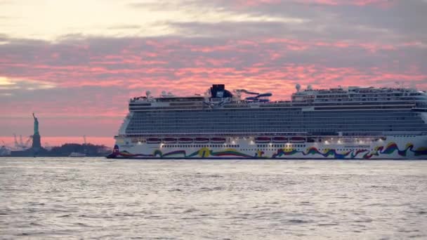 Manhattan Nova York Eua Novembro 2019 Norwegian Encore Passando Frente — Vídeo de Stock