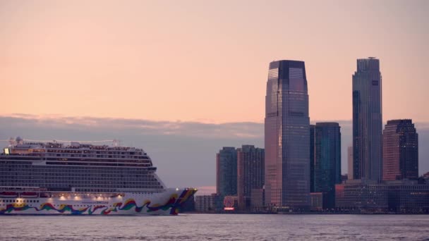 11月10日 美国纽约曼哈顿 2019年 游轮沿着哈德逊河航行 背景在蓄电池公园 邮轮航行经验及海上冒险 — 图库视频影像