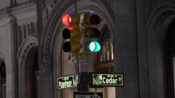 11月10日 美国纽约曼哈顿 2019年 纽约百老汇街和雪松街交汇处 红绿灯调换 — 图库视频影像