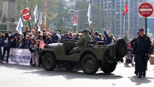 맨해튼 2019 Jeep Willys Veterans Day Parade Nyc 군인들을 응원하는 — 비디오