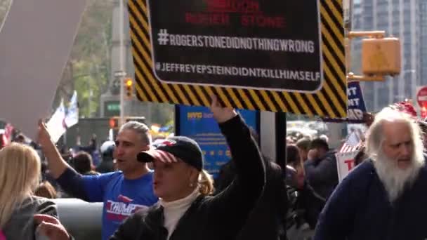 マンハッタン ニューヨーク アメリカ 11月11日 2019年 退役軍人の日パレード群衆とトランプ支持者が群衆の中で署名を保持する トランプ大統領の署名を支持 — ストック動画