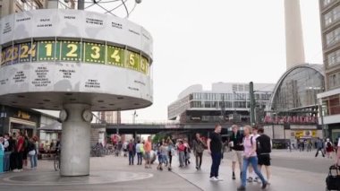 Berlin, Almanya 10 Mayıs 2022: Alexanderplatz, Berlin, Almanya. Berlin 'de Landmark' ı ziyaret eden turistler. Alexanderplatz 'da Meşhur Saat