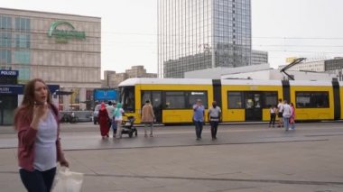 Berlin, Almanya 10 Mayıs 2022: Berlin 'de Sarı Tramvay. Alexanderplatz 'daki tramvay. Toplu Taşıma