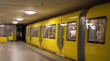 Berlin, Almanya 11 Mayıs 2022: U-Bahn Berlin 'deki Kotbusser Tor İstasyonu' ndan ayrılıyor. Metropolitan Treni