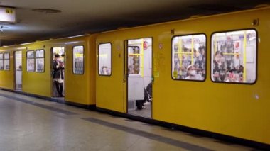 Berlin, Almanya 11 Mayıs 2022: Halk Berlin 'de Kotbusser Tor İstasyonu' ndan metroya biniyor. Almanya 'da Toplu Taşıma