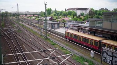 Berlin, Almanya 13 Mayıs 2022: S-Bahn istasyona yaklaşıyor. Berlin 'deki Toplu Taşımacılık Treni Yüksek Açı Görünümü