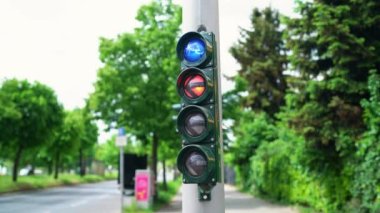 Bisiklet trafik lambası. Kırmızı, Yeşil, Turuncu ve Kırmızı Işık arasında geçiş. Bisiklet simgesiyle mavi ışık