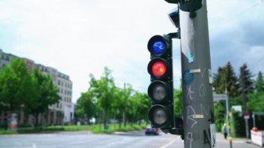 Berlin, Almanya 13 Mayıs 2022: Berlin 'de bisiklet trafik ışığı. Yeşil Turuncu Kırmızı Işık Anahtarı