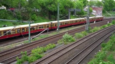 Berlin 'deki yüksek açılı S-Bahn manzarası. Treni geçiyoruz. Berlin 'de toplu taşıma
