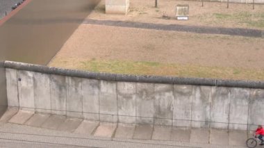 Berlin Duvarı 'nın havadan görünüşü. Berlin Duvarı Bölgesi yeniden inşa edildi. Berlin 'deki Gözetleme Kulesi. Berlin Wall Memorial Havaalanı