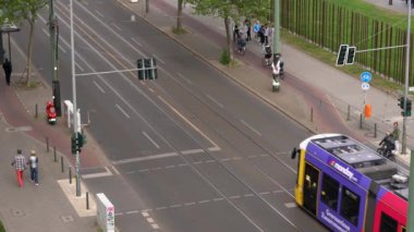 Berlin, Almanya 13 Mayıs 2022: Berlin Tramvayı 'nın hava manzarası. Almanya 'da sarı tramvay yüksek açılı manzara