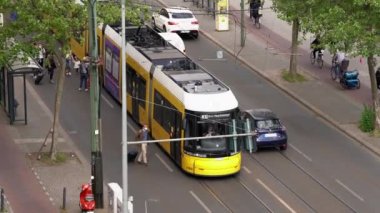 Berlin, Almanya 13 Mayıs 2022: Berlin Tramvayı yolda. Berlin 'deki Toplu Taşımacılık Tramvayı Yüksek Açı Görünümü
