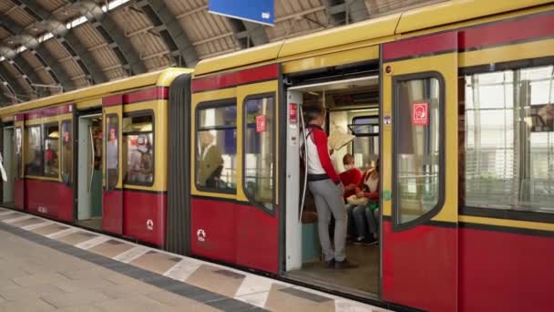 Berlín Alemania Mayo 2022 Pasajeros Bahn Berlín Caminante Con Máscara — Vídeo de stock