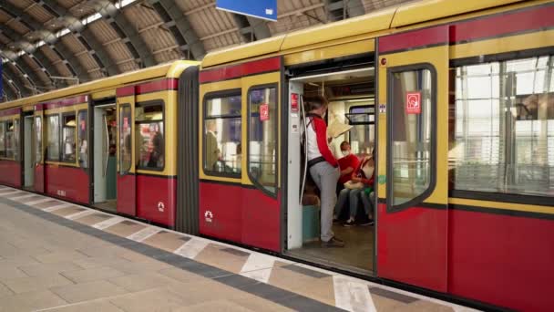 Berlin Niemcy Maja 2022 Pasażerowie Bahn Berlinie Dojeżdżający Masce Twarzy — Wideo stockowe