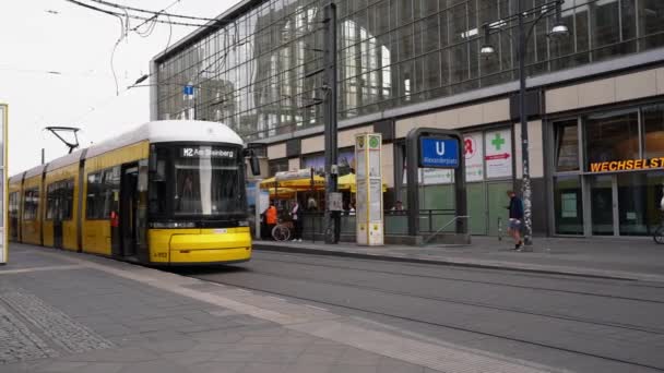 ベルリン ドイツ2022年5月10日 アレクサンダー広場のベルリンの黄色路面電車 ドイツの公共交通機関 — ストック動画