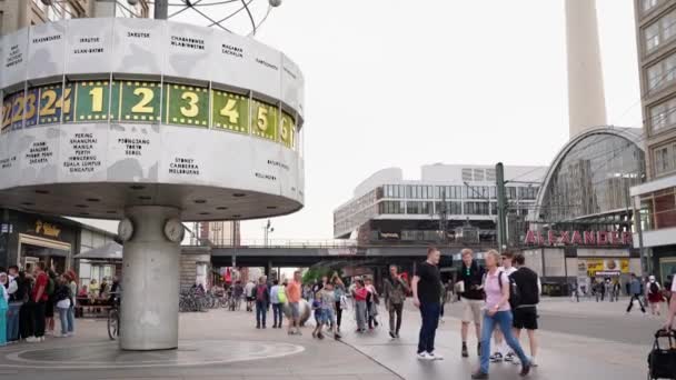 Berlin Germany May 2022 Alexanderplatz Berlin Germany Tourists Visiting Landmark — Stock Video