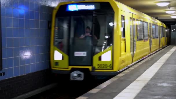 Βερολίνο Γερμανία Μαΐου 2022 Bahn Του Μετρό Φθάνει Στο Σταθμό — Αρχείο Βίντεο