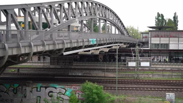 ドイツ ベルリン2022年5月13日 ドイツとの国境の交差点として有名なBoesebrueckeの下のS Bahn駅 現代ドイツの公共交通機関 — ストック動画