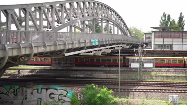 Berlin Jerman Mei 2022 Stasiun Bahn Bawah Jembatan Berlin Transportasi — Stok Video
