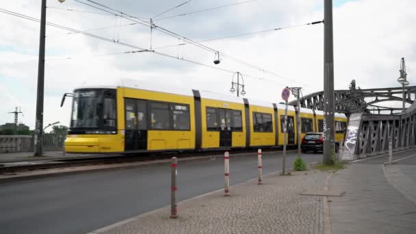 Berlin Allemagne Mai 2022 Tram Jaune Passant Frontière Bornholmer Strasse — Video