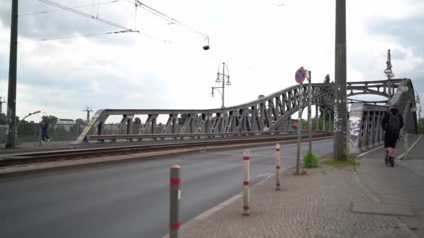 Berlin Jerman Mei 2022 Perlintasan Perbatasan Bornholmer Strasse Perbatasan Bersejarah — Stok Video