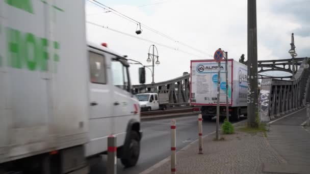 ベルリン ドイツ2022年5月13日 黄色の路面電車がボーンホルマー ストラースの国境を越える 東西ドイツの歴史的国境 — ストック動画