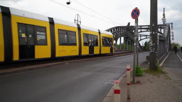 Berlin Németország 2022 Május Boesebruecke Berlinben Híres Határátkelőhely Kelet Nyugat — Stock videók