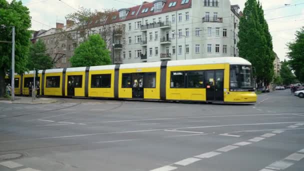2022年5月13日 德国柏林 黄色电车在柏林上路 德国的街车有车的公共交通工具 — 图库视频影像