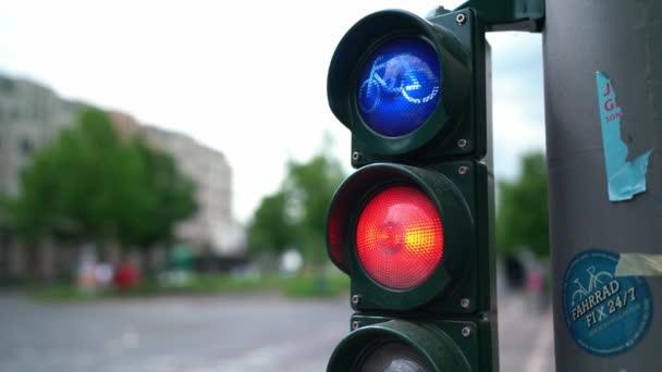 Berlin Mai 2022 Fahrradampel Berlin Rotlicht Der Ampel Blaulicht Mit — Stockvideo