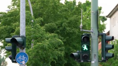 Berlin 'de yaya trafik ışığı var. Yeşil Ampelmann kırmızıya dönüyor. Berlin 'de benzersiz yaya trafik ışıkları