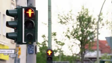Berlin 'de yaya trafik ışığı var. Kırmızı Ampelmann yeşile dönüyor. Berlin 'de benzersiz yaya trafik ışıkları