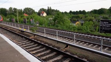 Berlin, Almanya 13 Mayıs 2022: Berlin 'e giden Deutsche Bahn Havaalanı Ekspres treni. Almanya 'da hızlı DB treni