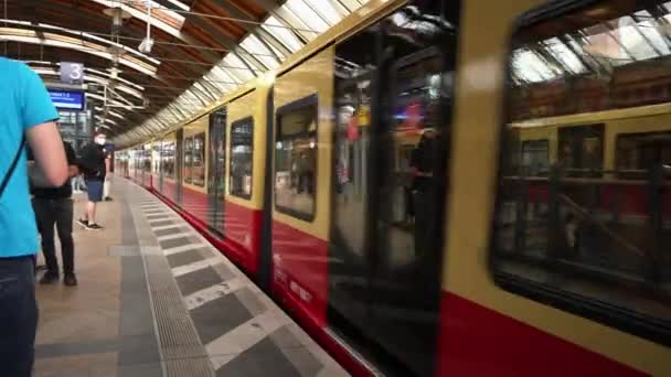 ドイツ ベルリン2022年5月13日 Sバーン列車がベルリン駅を発着 フェイスマスクを着用した乗客と通勤者 — ストック動画