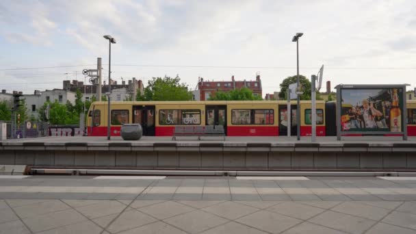 Berlin Tyskland Maj 2022 Deutsche Bahn Bahns Tågstation Berlin Kollektivtrafik — Stockvideo