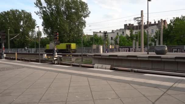 Lokomotif Berlin Deki Tren Istasyonunu Geçiyor Hızlı Tren Lokomotifi — Stok video