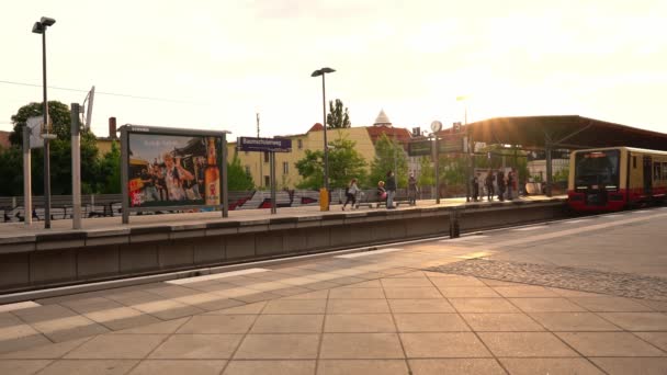 ドイツ ベルリン2022年5月13日 Sバーン列車が日没時にベルリン駅で停車する ベルリンでトラムを待っている人々 — ストック動画